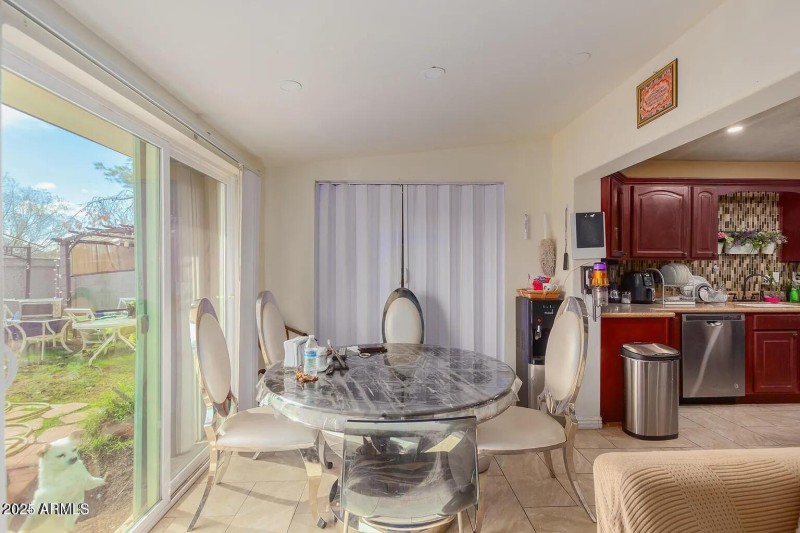 13 - Eat-in Kitchen