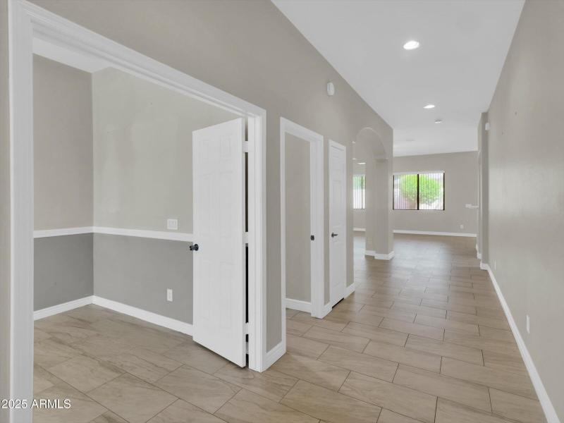 06-8854 W Augusta Avenue-6