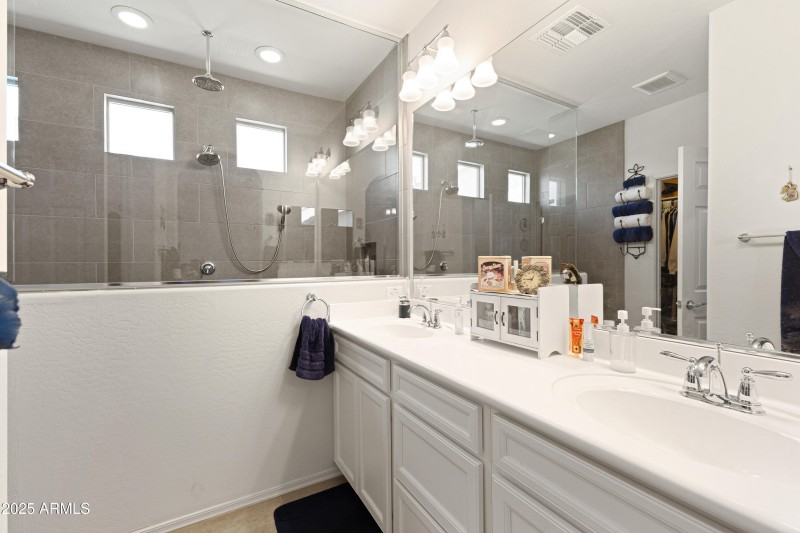 3655 N Astoria Dr-24