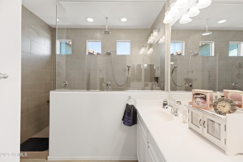 3655 N Astoria Dr-25