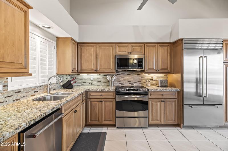 KITCHEN DETAIL - SS APPLIANCES