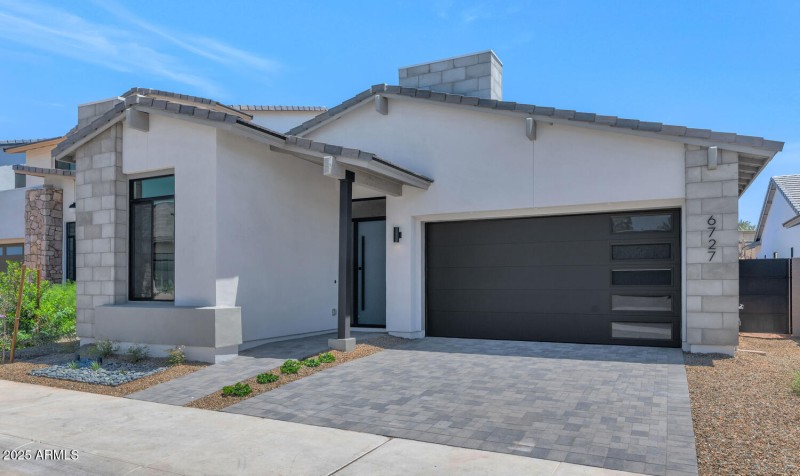 6727 N 9th Dr-large-009-032-6727 N 9th D