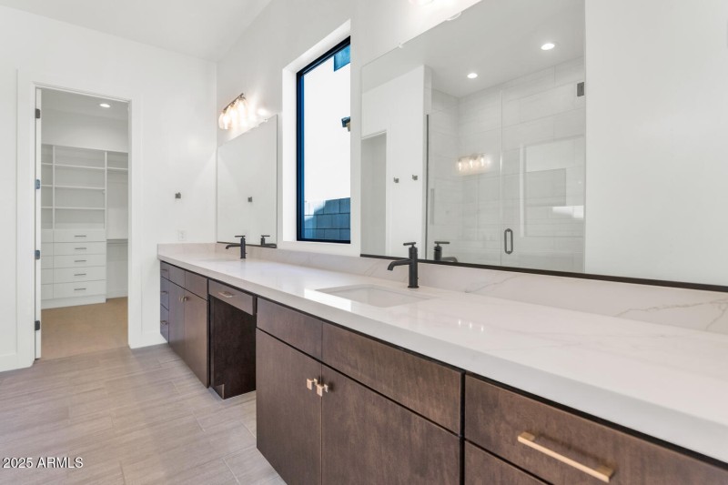 6727 N 9th Dr-large-027-015-6727 N 9th D