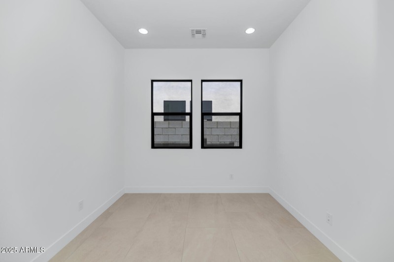 6727 N 9th Dr-large-031-040-6727 N 9th D