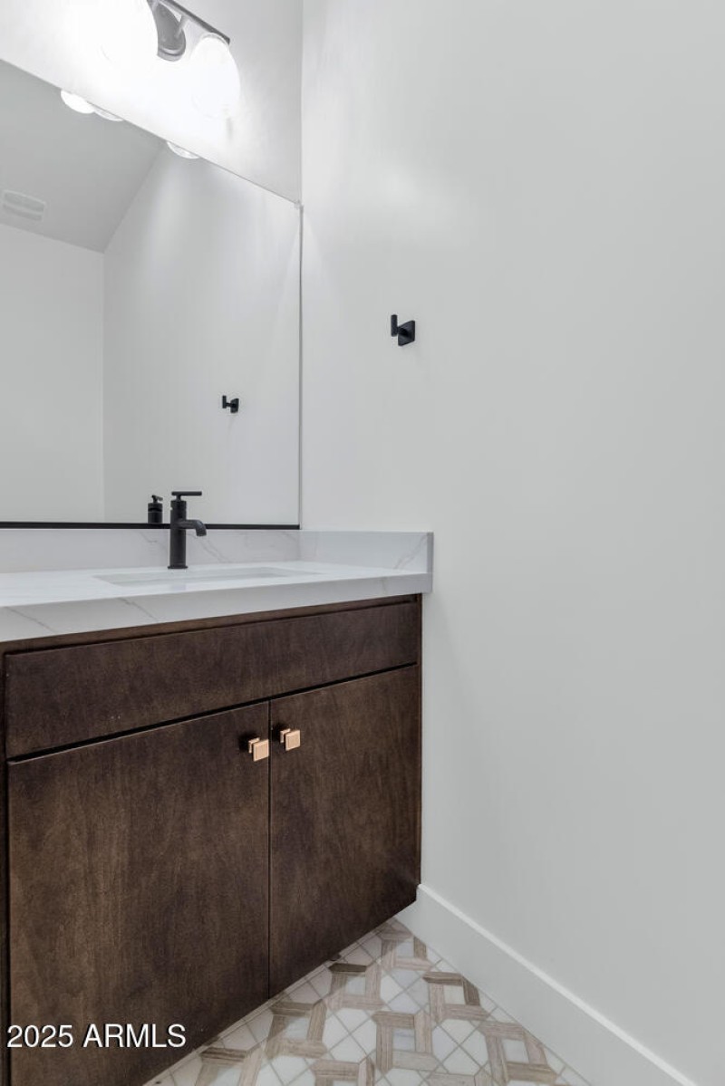 6727 N 9th Dr-large-038-027-6727 N 9th D