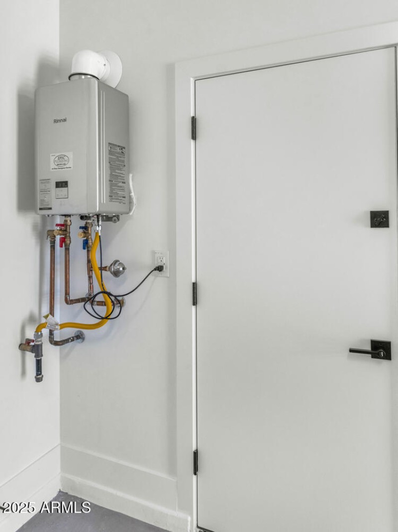 6727 N 9th Dr-large-040-021-6727 N 9th D