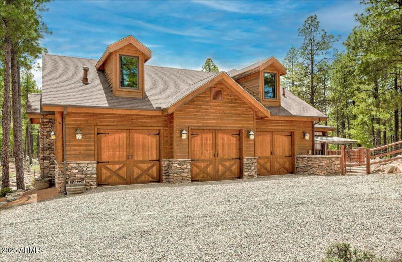 60-008_Oversized 3 Car Garage wstorage