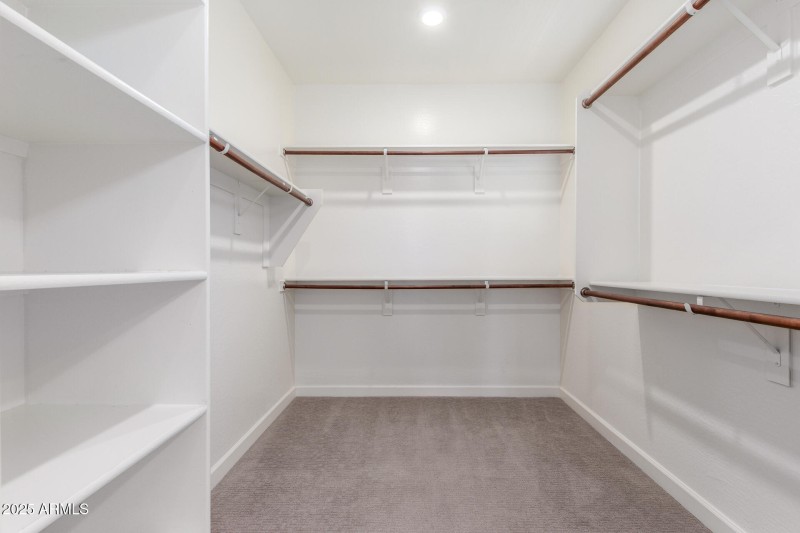 21 Lg Mstr Walk-In Close