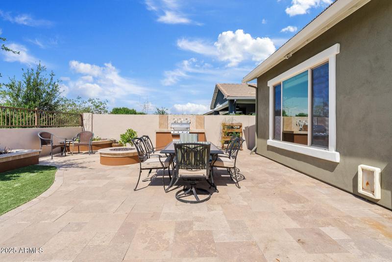 Outdoor Dining & Built-In BBQ