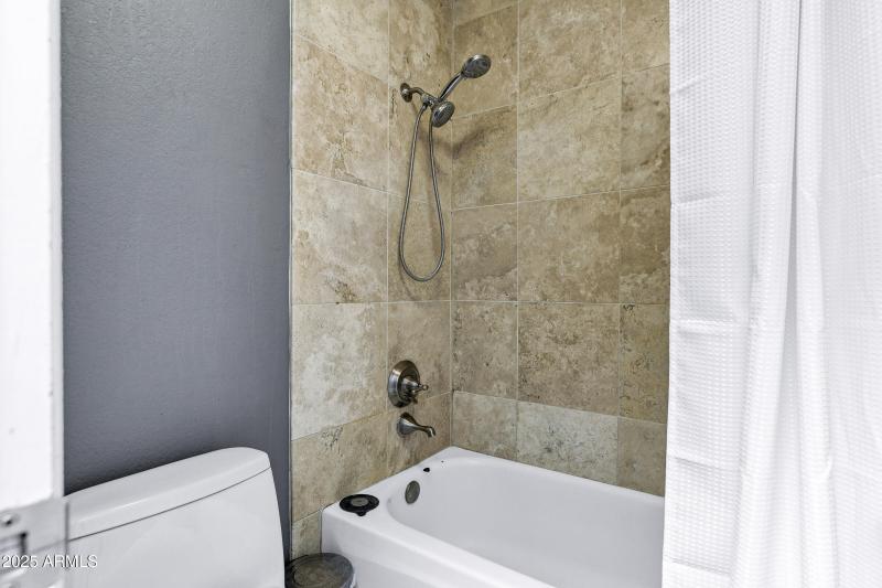 Hall Bath w/ Tub/Shower Combo