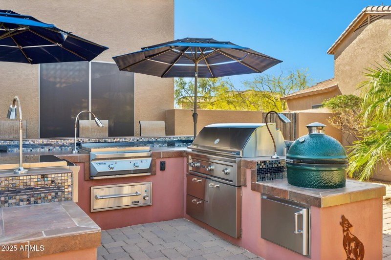 Outdoor Kitchen & Grill