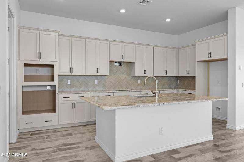 8)KITCHEN