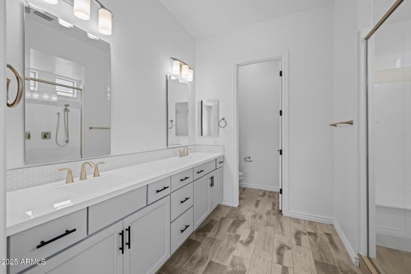 17)MASTER BATH