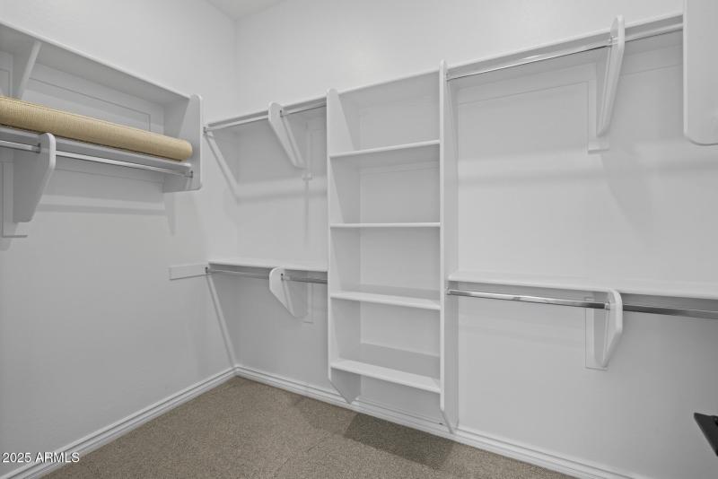 26)MASTER CLOSET