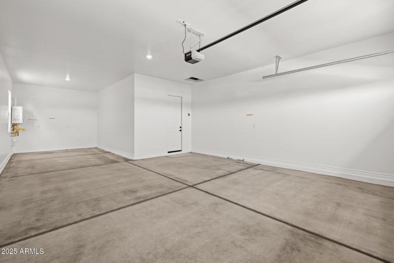 27)GARAGE