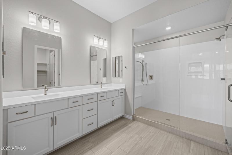 17)MASTER BATH