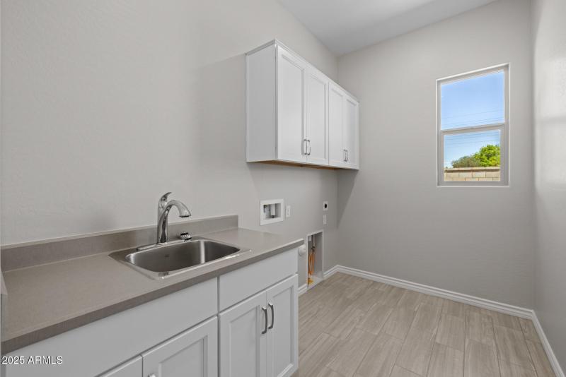 22)LAUNDRY ROOM