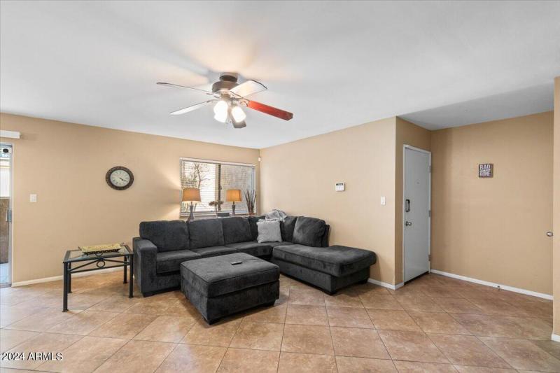 06-Living Room & Entry