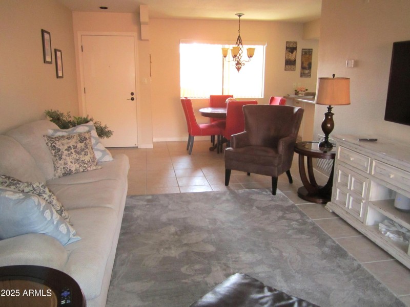 3 325 BEAUTIFUL TILE WITH AREA RUG