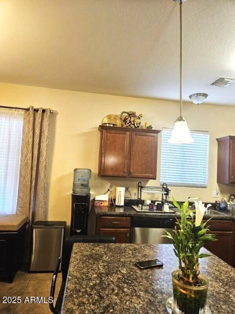 Large center island w/ breakfast bar.