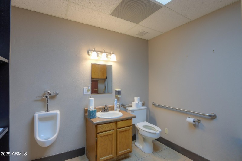 restroom4