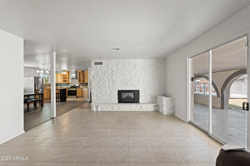 11-5802 N 61st Dr-11