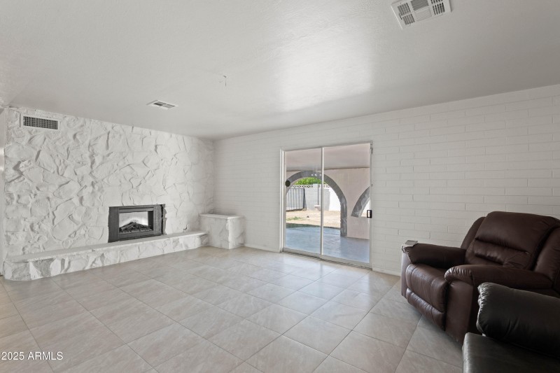 12-5802 N 61st Dr-12