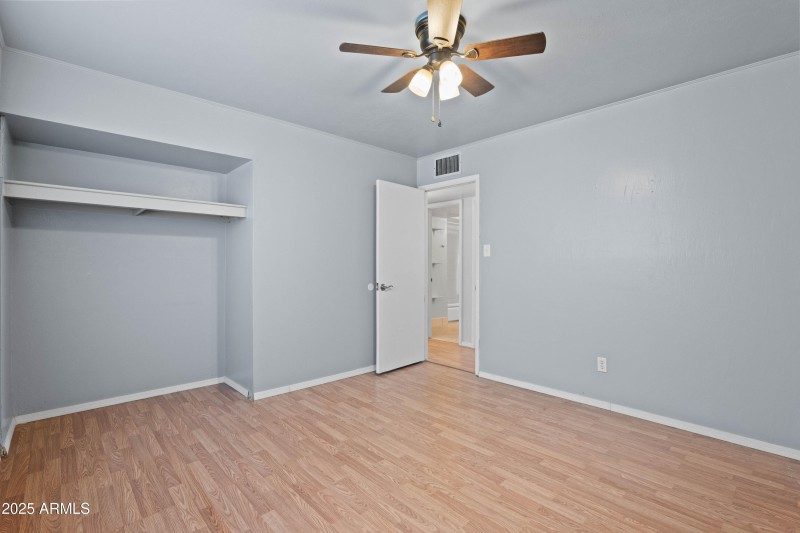 18-5802 N 61st Dr-18