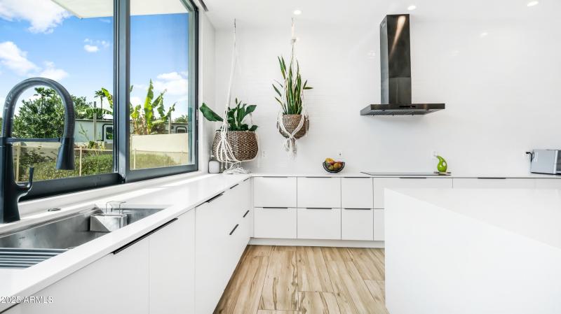 7417 E Paradise Dr - 7