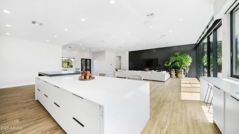 7417 E Paradise Dr - 11