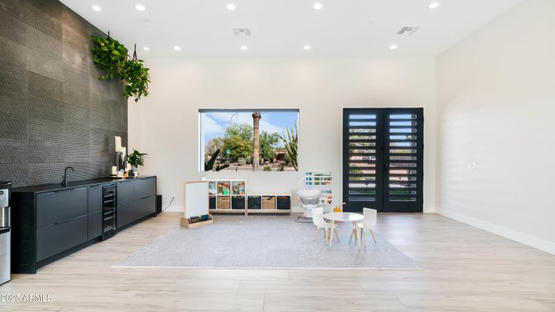 7417 E Paradise Dr - 14