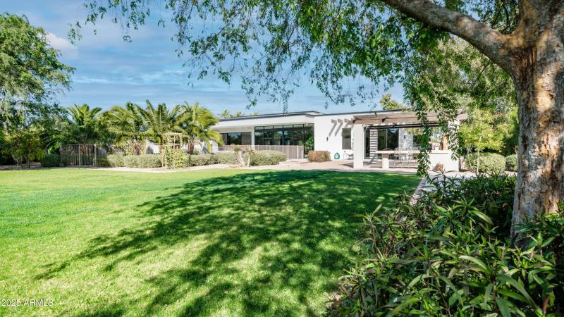 7417 E Paradise Dr Exterior Photos-18