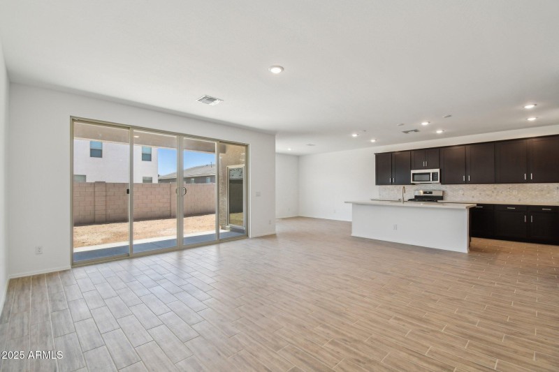 7-web-or-mls-W Mellen Ln-2005-007