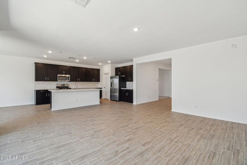 8-web-or-mls-W Mellen Ln-2005-008