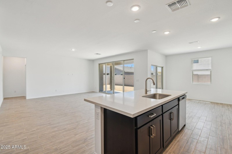 12-web-or-mls-W Mellen Ln-2005-012