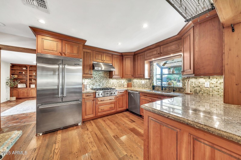 4022 E Stanford Dr-27