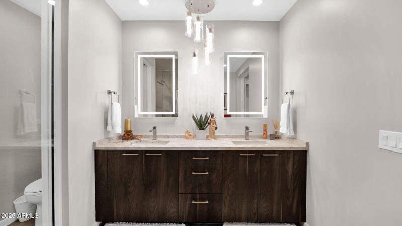 Upstairs en-suite bathroom