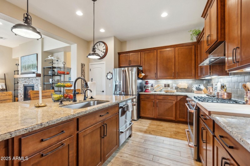 17-web-or-mls-707-lunar-view-way