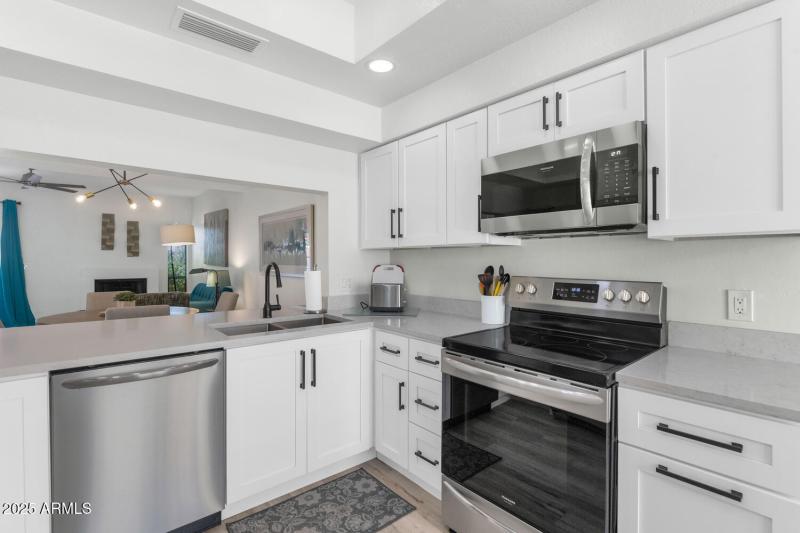 3037 E Rose Ln-large-013-019-TOD1859-150