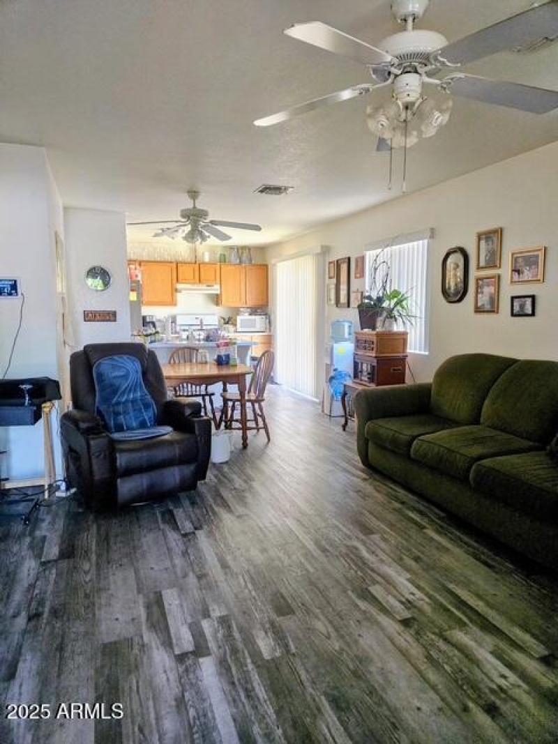 Kitchen bar - Cabinets, eating area -