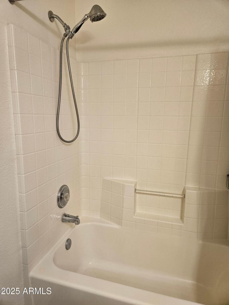 2nd bathrm shower/tub