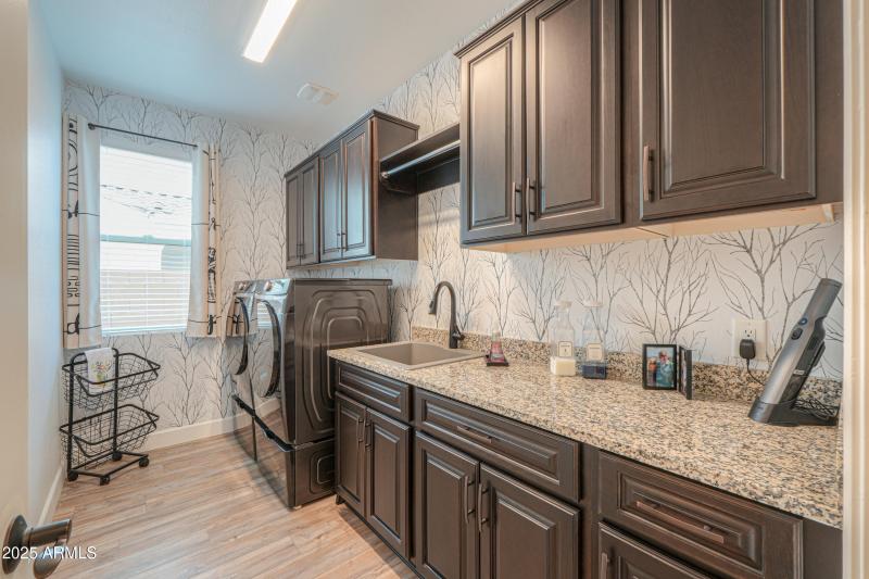 Spacious laundry w/new sink