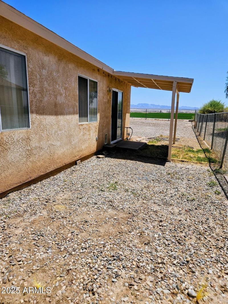 9754 Updated Patio Area w trim