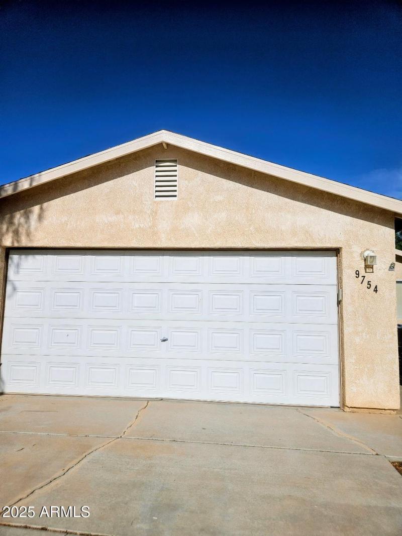 9754 Updated Garage w trim