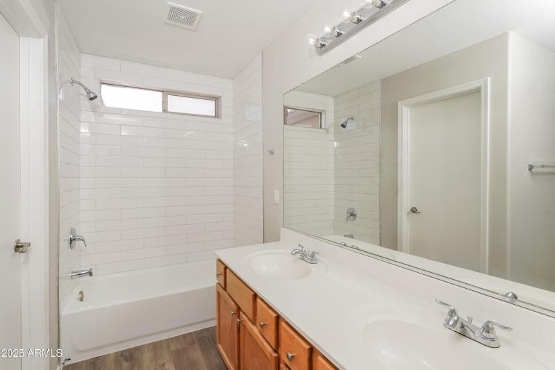 010-photo-primary-bathroom-10947264