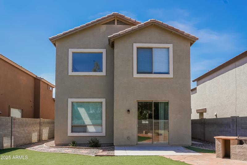 016-photo-rear-view-10947275