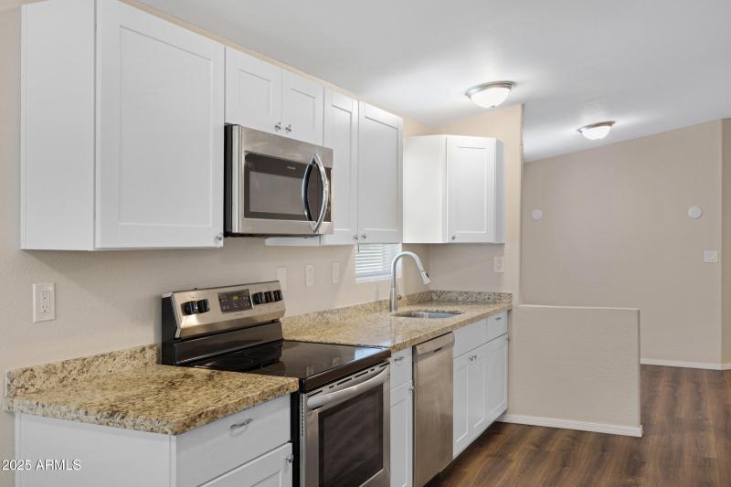 KITCHEN, PRIMARY DINING AREA