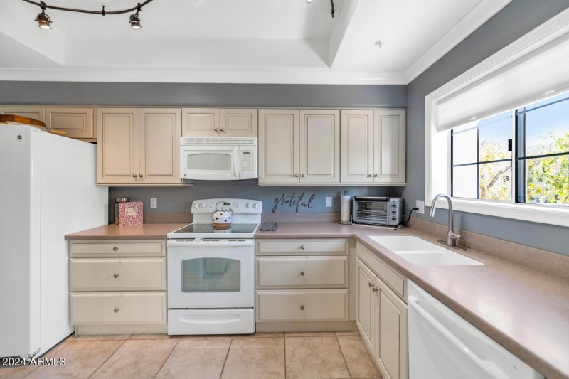 7710 E Gainey Ranch Rd-large-018-025-771