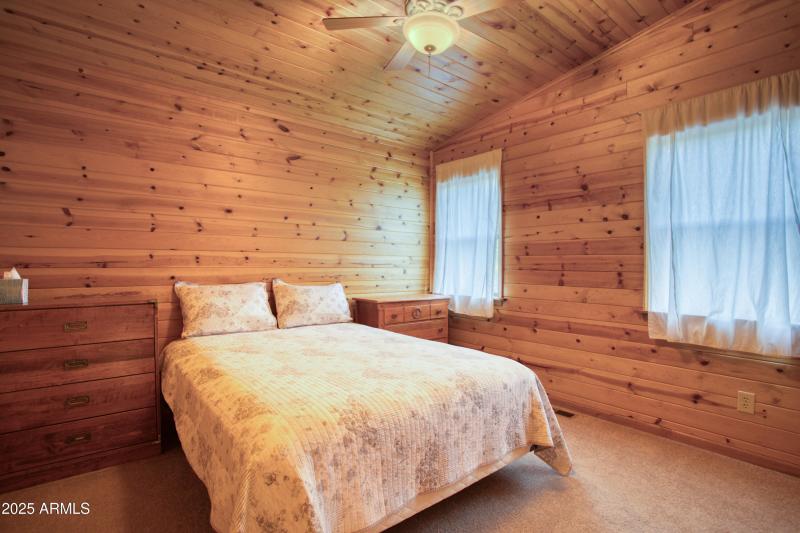 2836 Homestead Drive Overgaard, AZ 85933