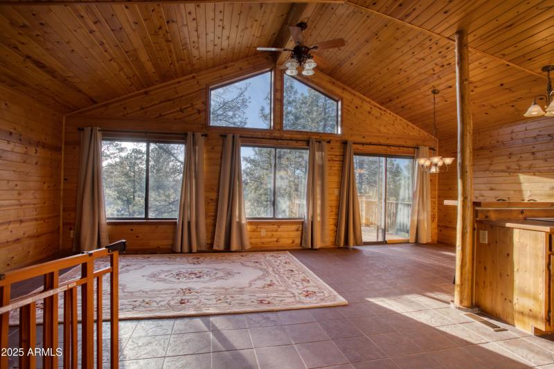 2836 Homestead Drive Overgaard, AZ 85933